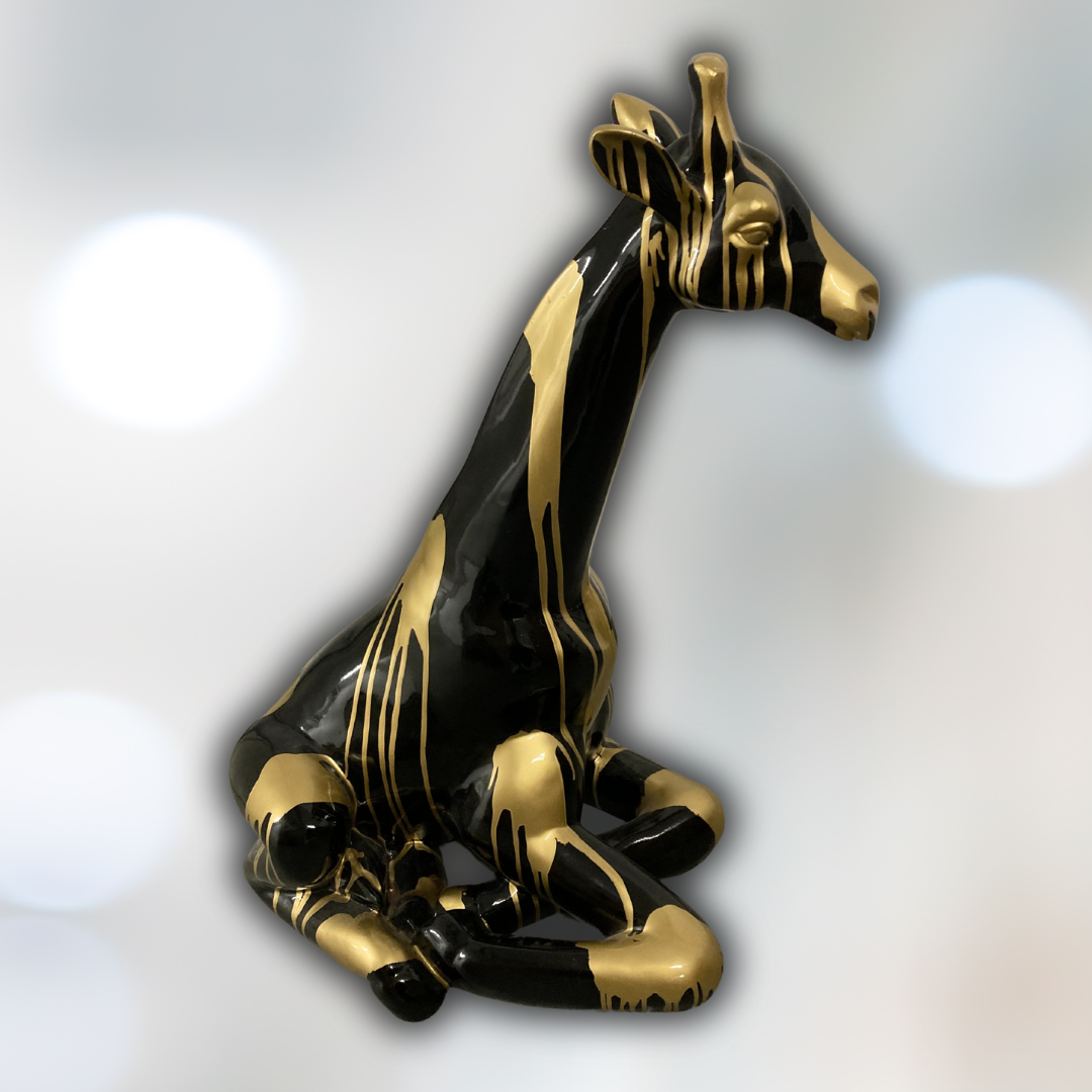 Giraffe sitzend schwarz/gold aus Kunstharz - 86cm