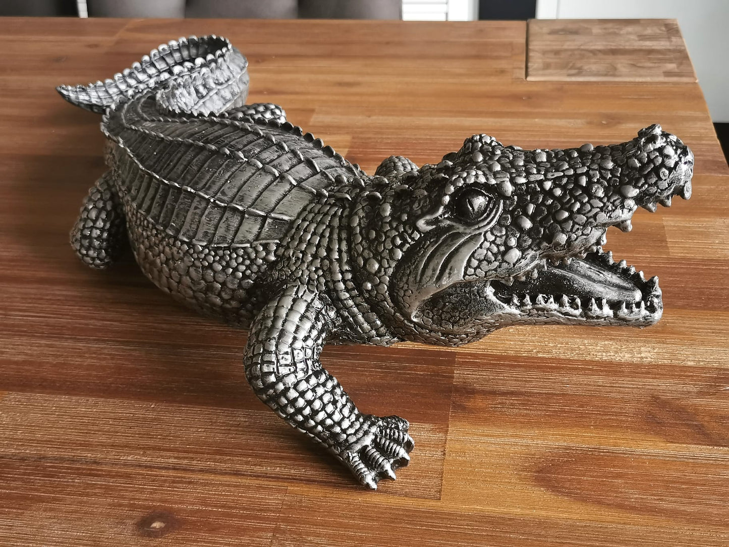 Krokodil silber-antik aus Kunstharz - 58cm lang