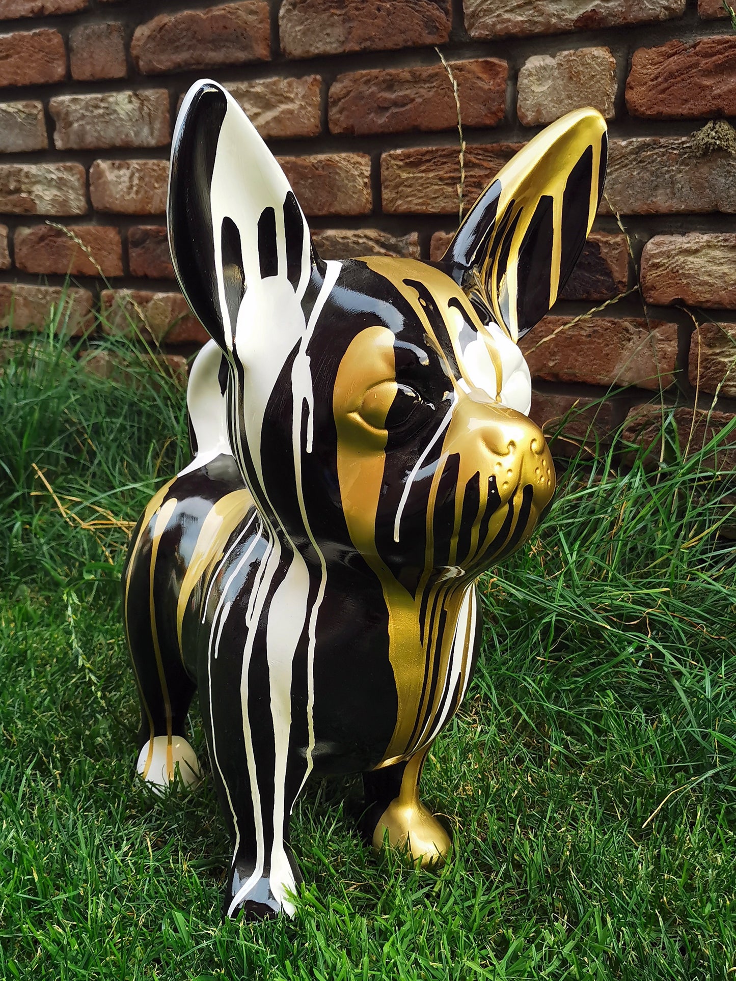 Chihuahua weiß-gold aus Kunstharz - 52cm