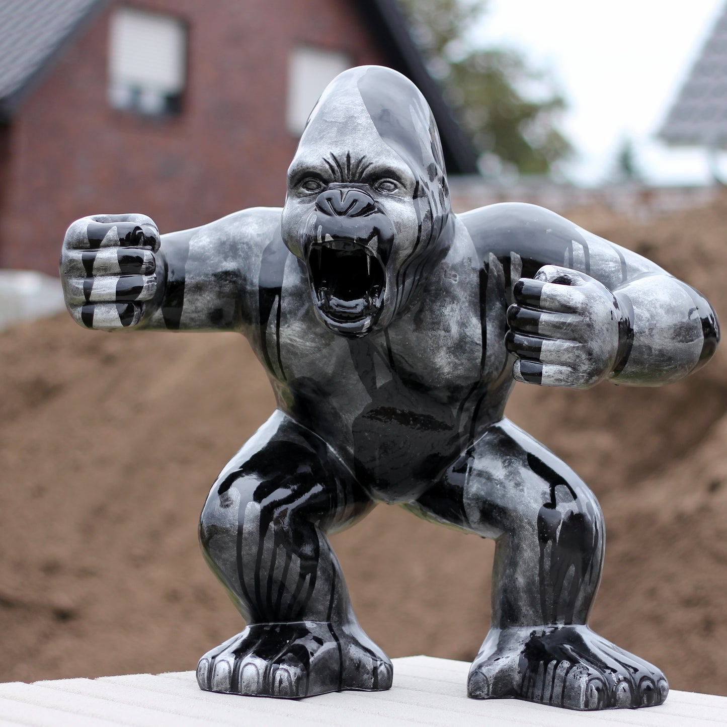 Gorilla silber-schwarz aus Kunstharz - 63cm