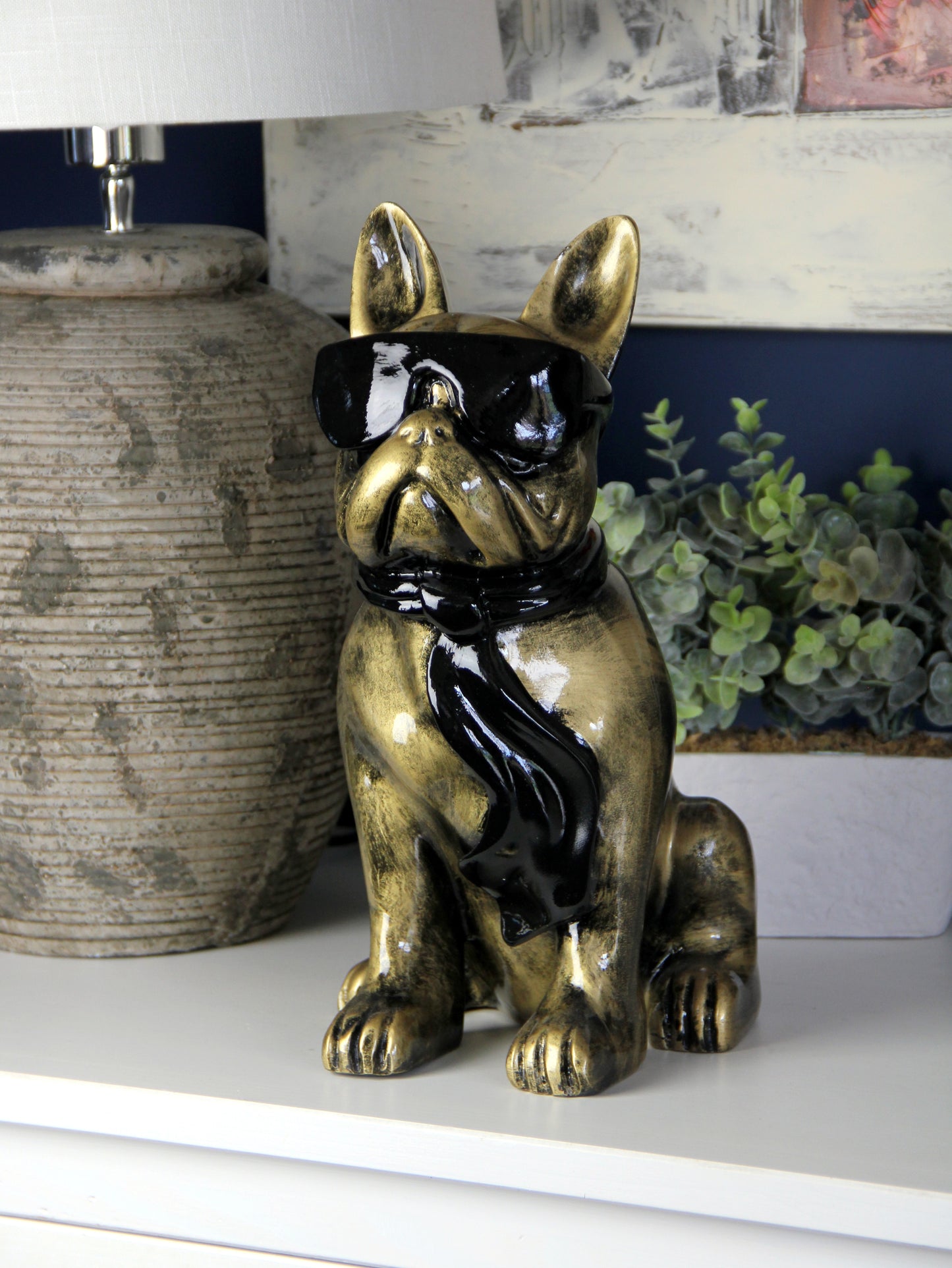 Französische Bulldogge mit Brille und Krawatte gold-antik aus Kunstharz - 30cm
