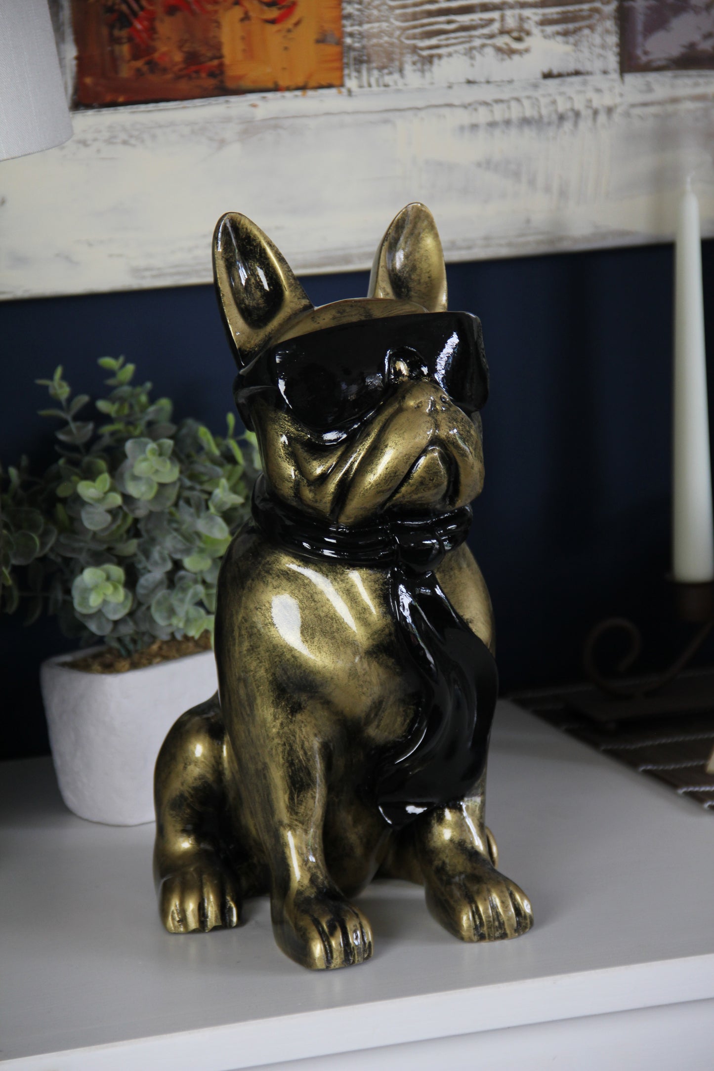 Französische Bulldogge mit Brille und Krawatte gold-antik aus Kunstharz - 30cm