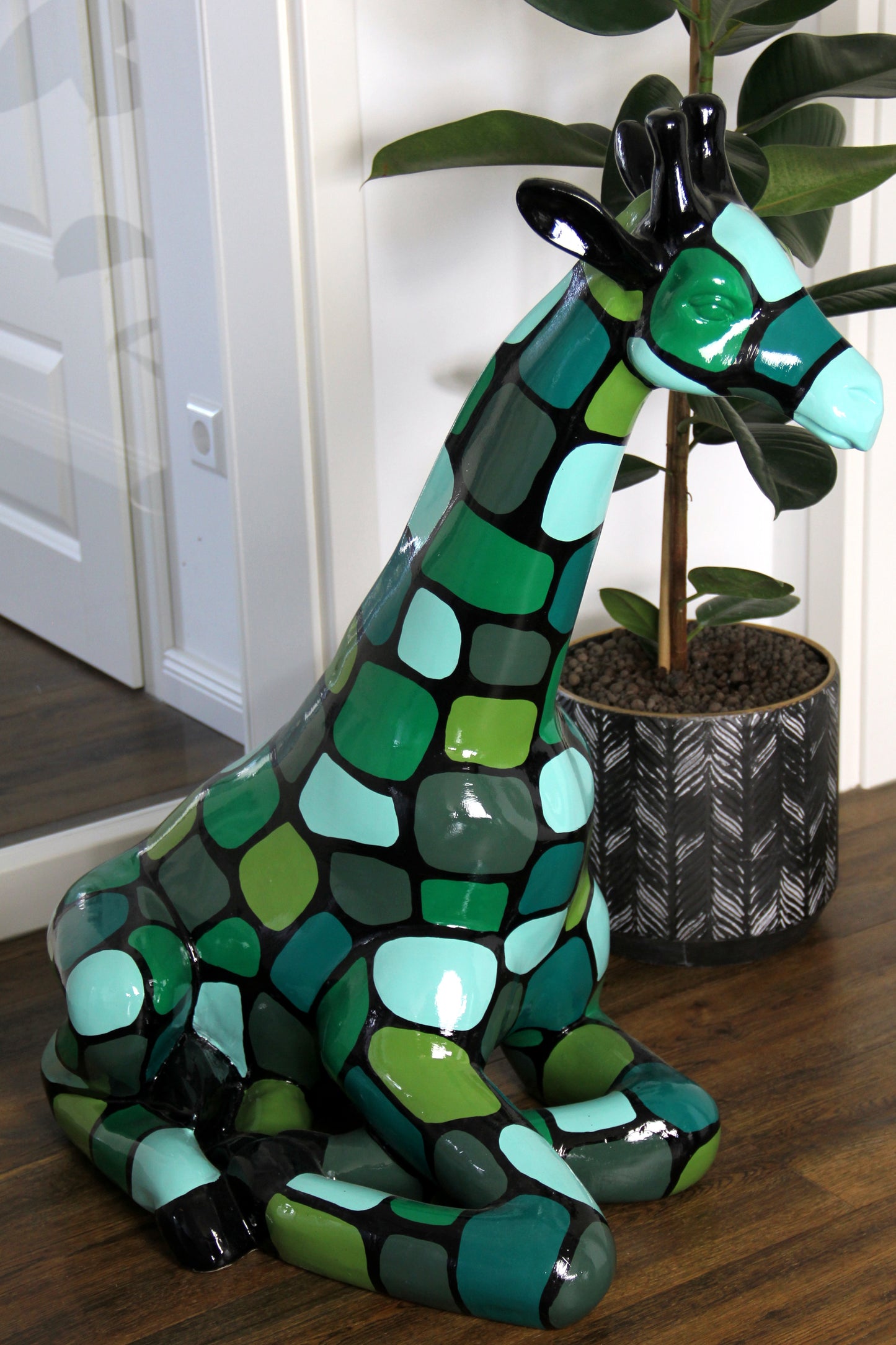 Giraffe sitzend mit grünen Patches aus Kunstharz - 86cm