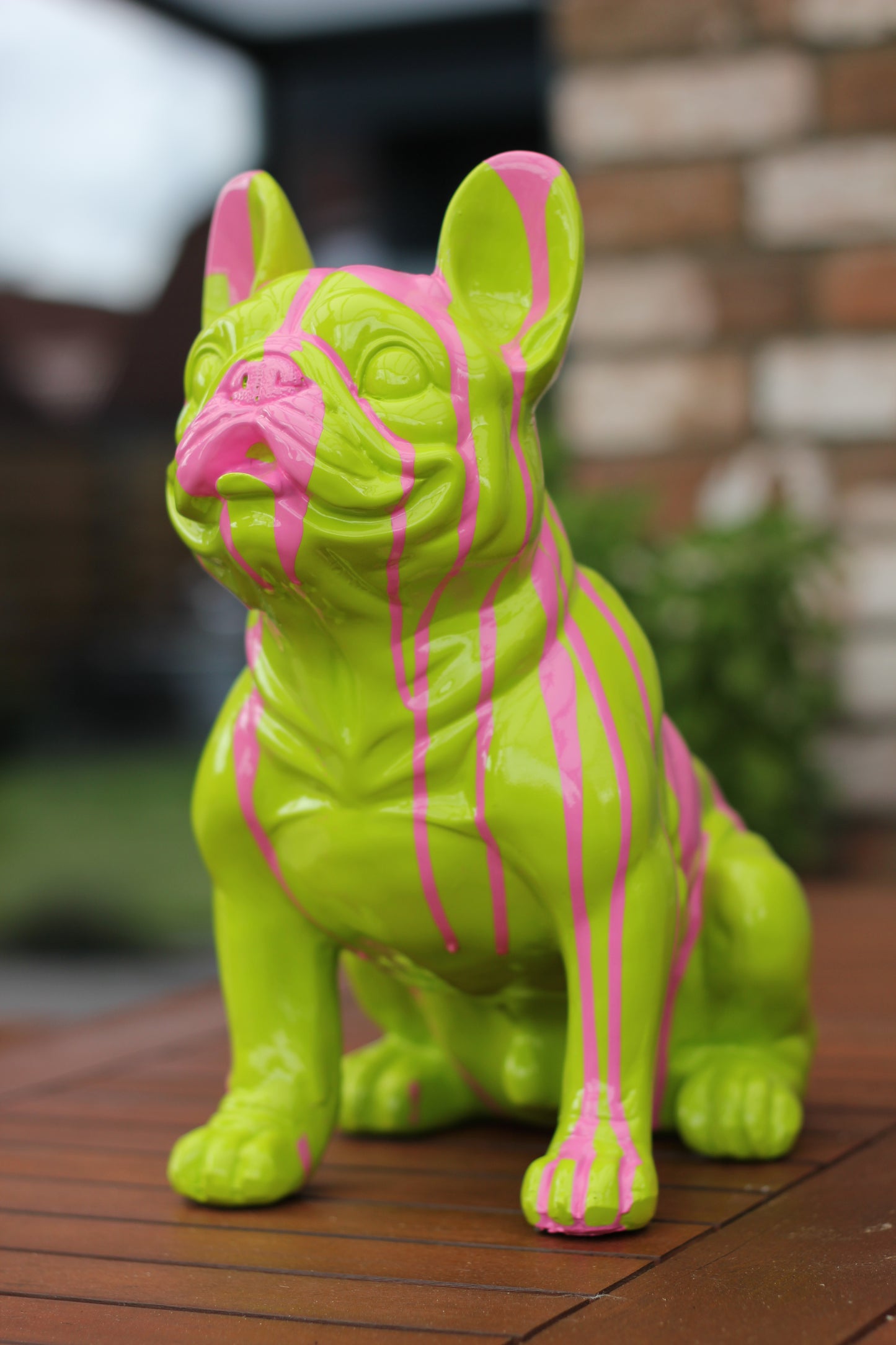 Französische Bulldogge grün mit pinken Akzenten - 32cm
