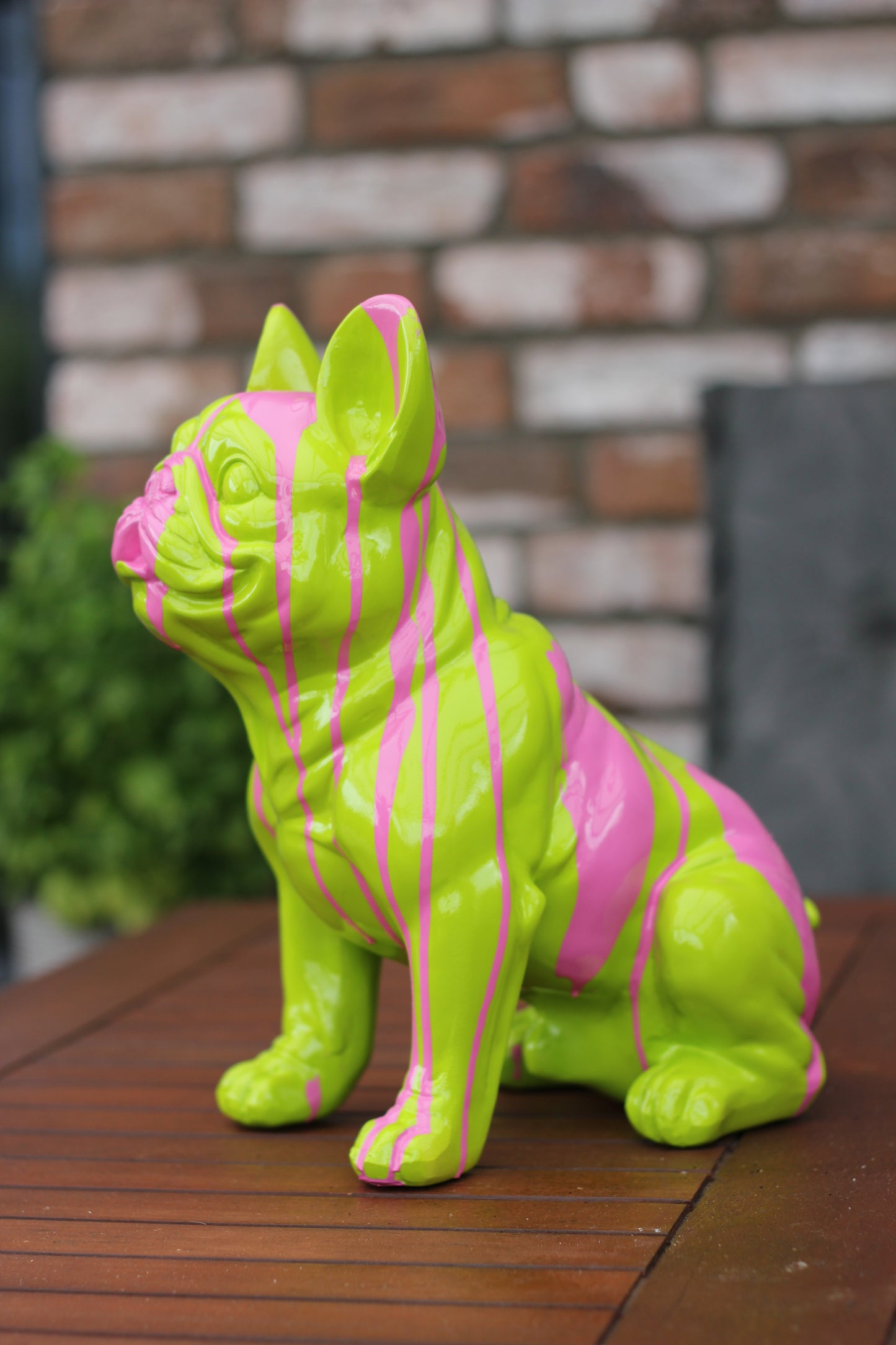 Französische Bulldogge grün mit pinken Akzenten - 32cm