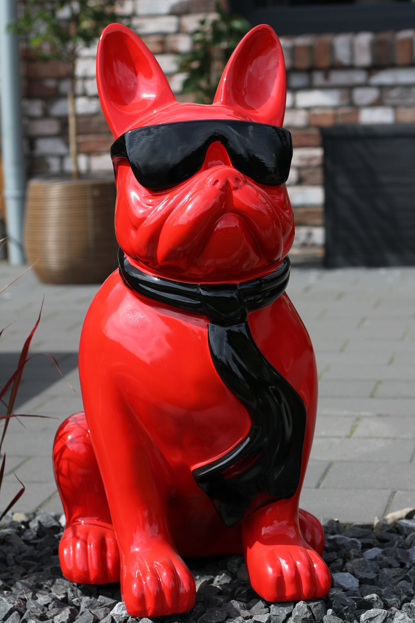 Französische Bulldogge mit Brille und Krawatte rot aus Kunstharz - 78cm