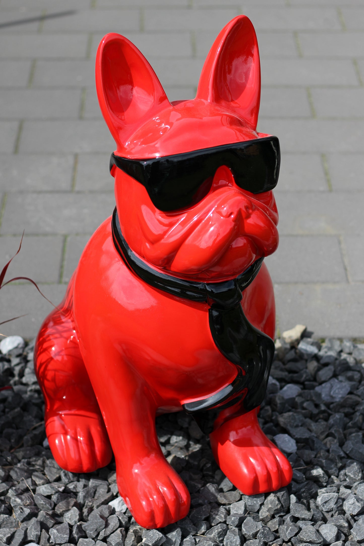Französische Bulldogge mit Brille und Krawatte rot aus Kunstharz - 78cm