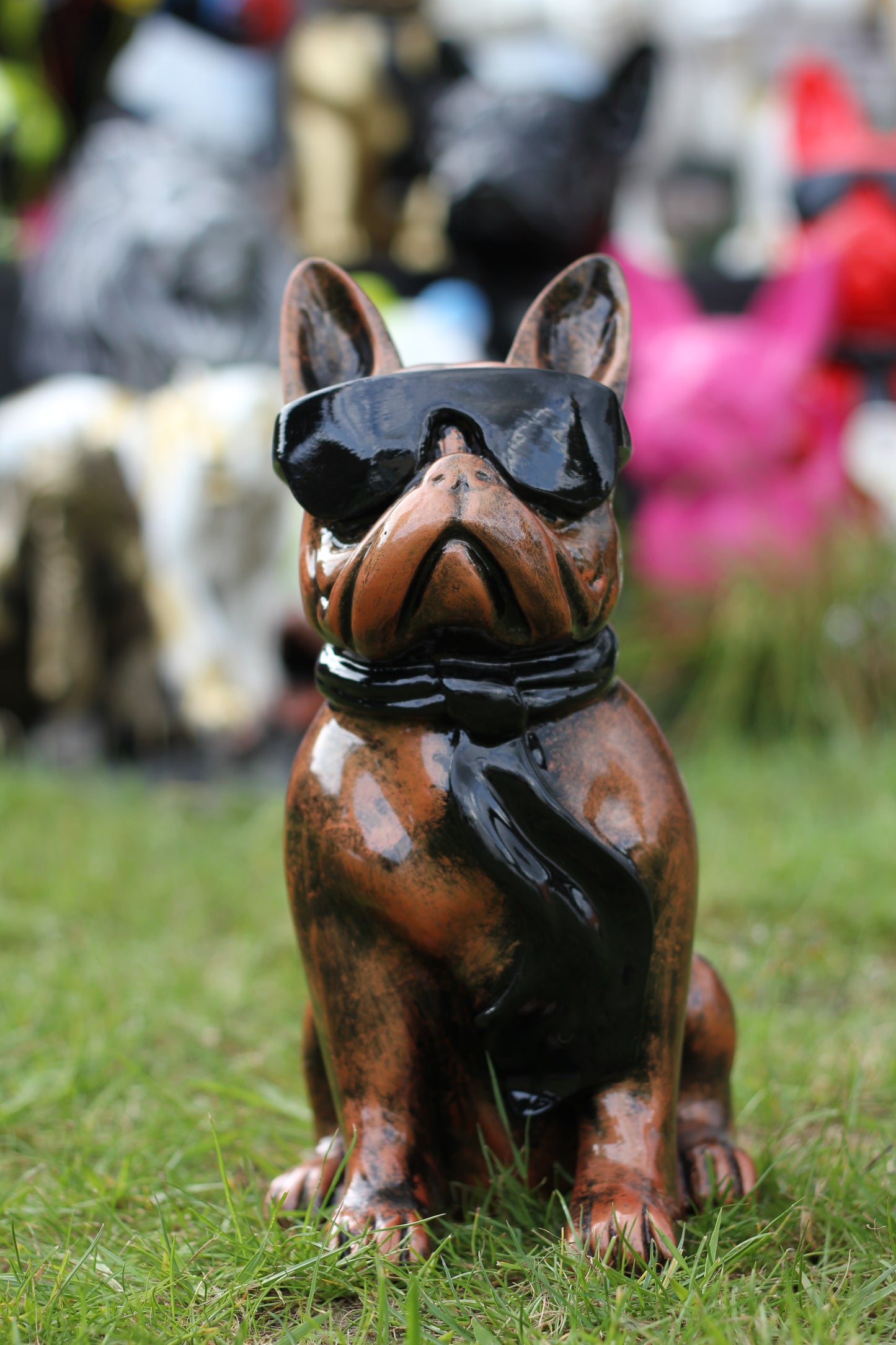 Französische Bulldogge mit Brille und Krawatte bronze-antik aus Kunstharz - 30cm