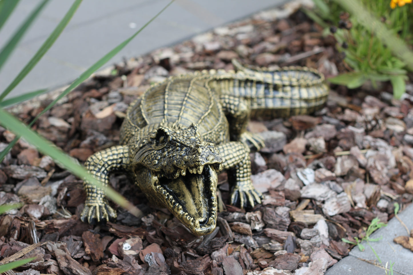 Krokodil gold-antik aus Kunstharz - 58cm lang