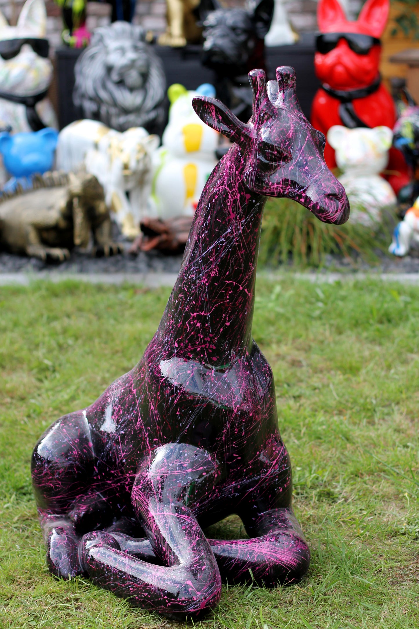Giraffe sitzend lila splash aus Kunstharz - 86cm