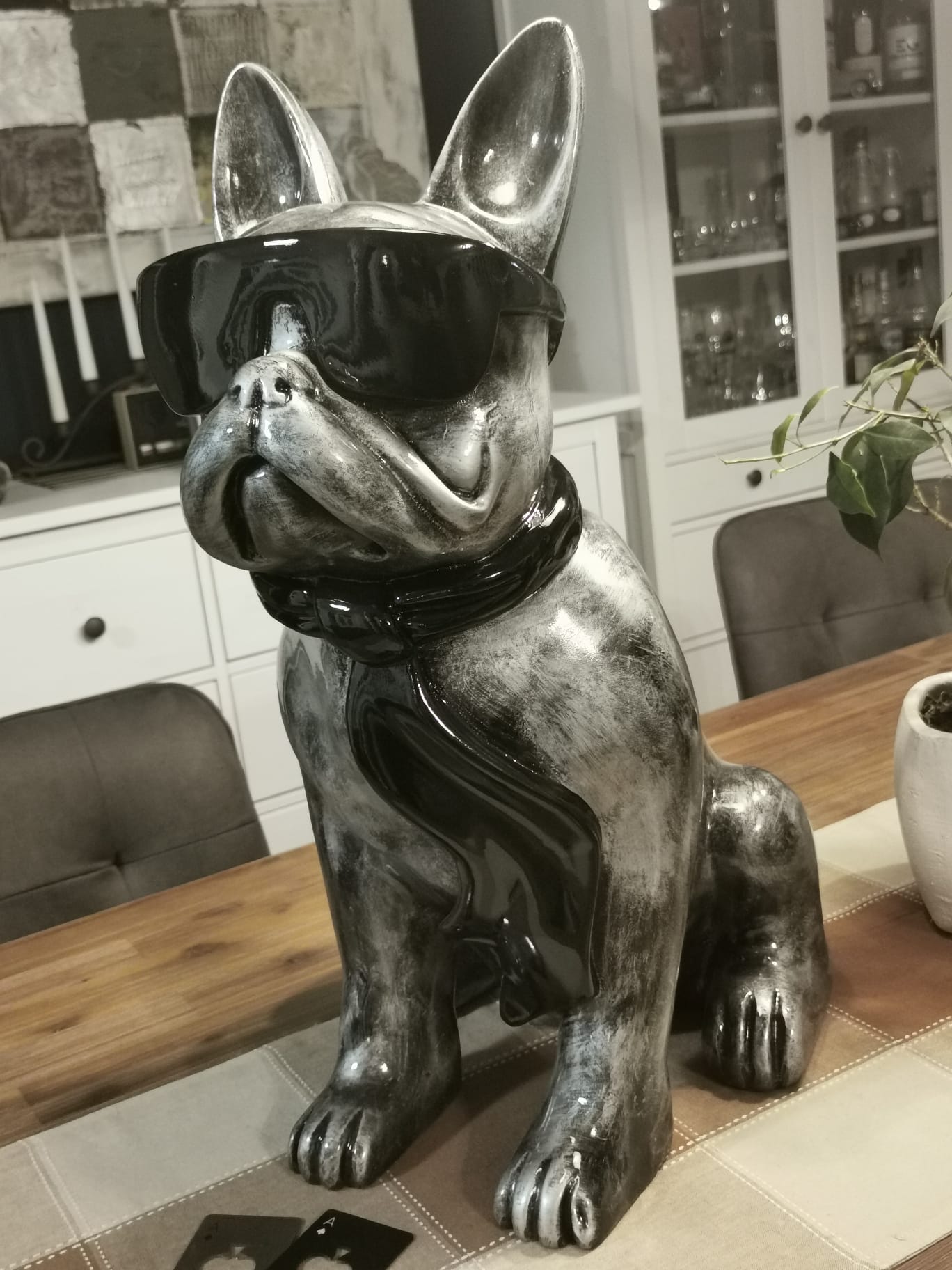 Französische Bulldogge mit Brille und Krawatte silber-antik aus Kunstharz - 58cm