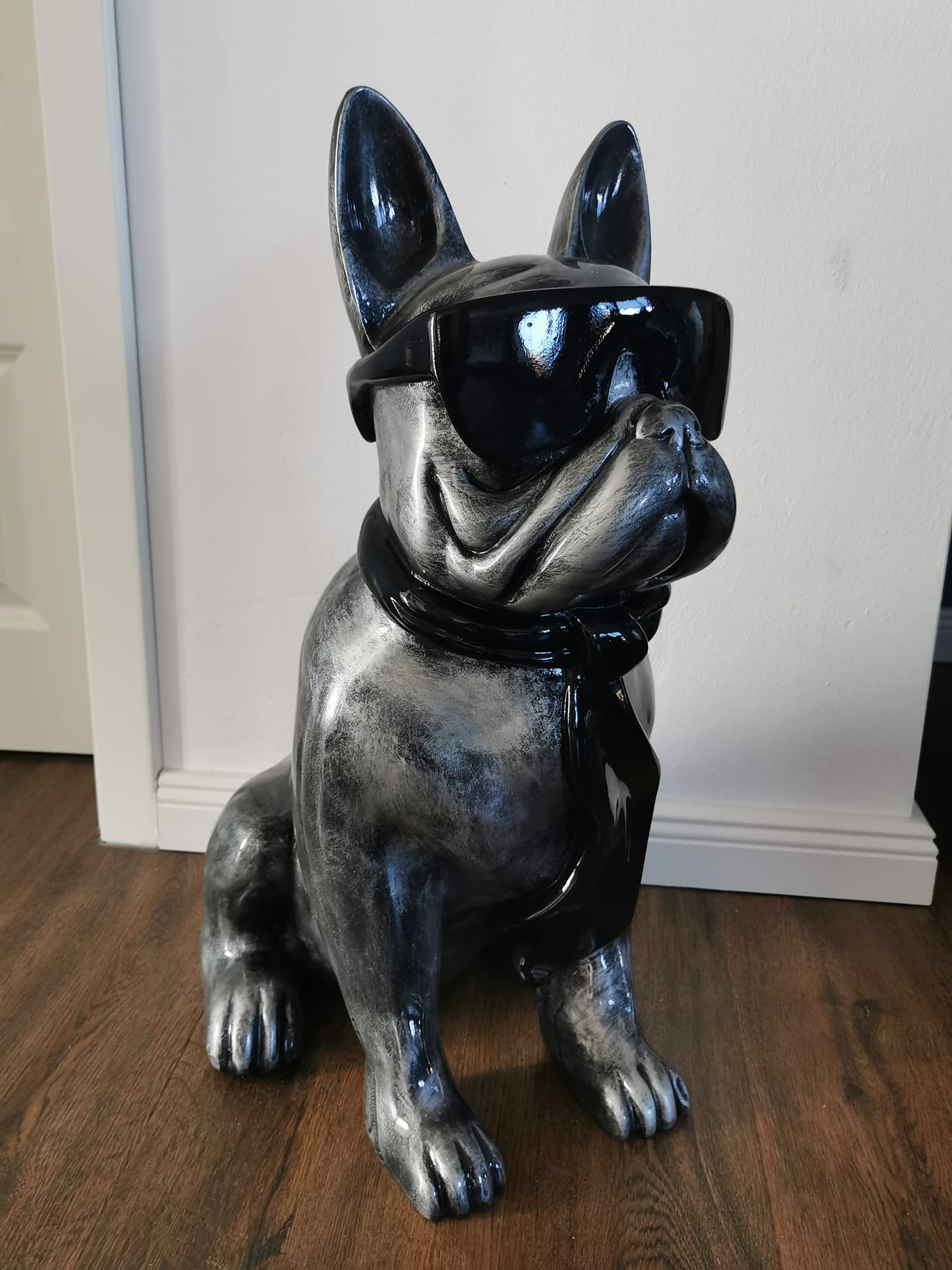 Französische Bulldogge mit Brille und Krawatte silber-antik aus Kunstharz - 58cm