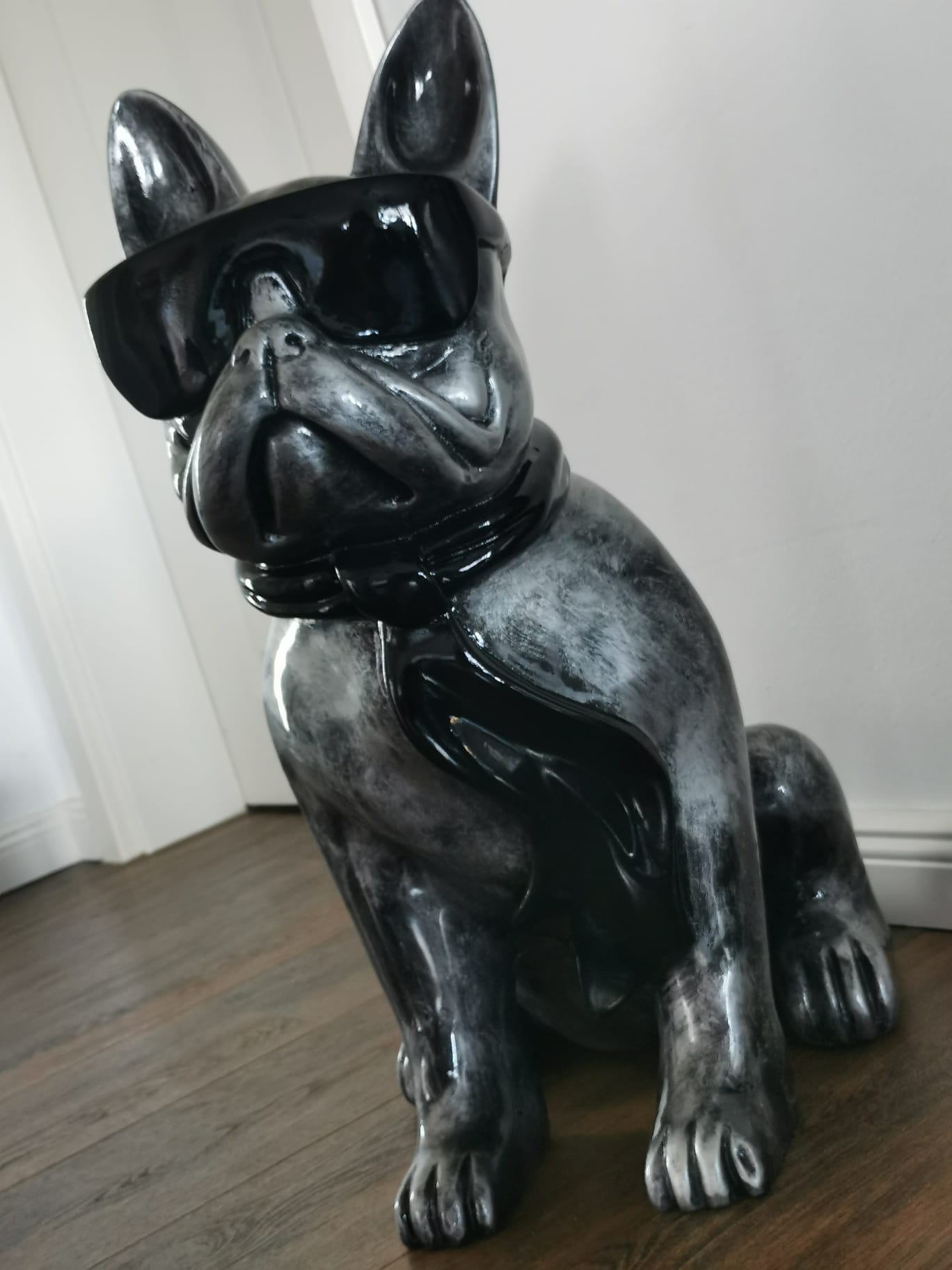 Französische Bulldogge mit Brille und Krawatte silber-antik aus Kunstharz - 58cm