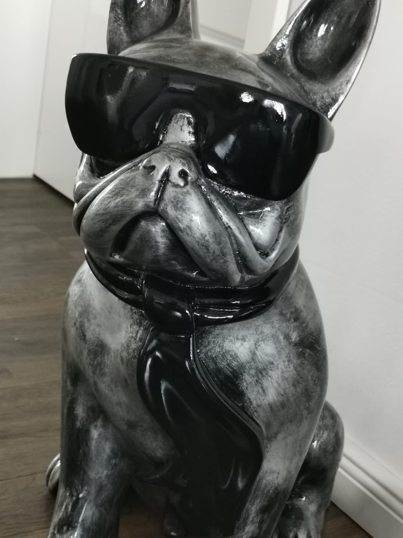 Französische Bulldogge mit Brille und Krawatte silber-antik aus Kunstharz - 58cm