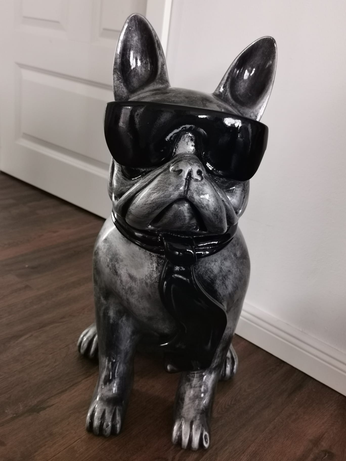 Französische Bulldogge mit Brille und Krawatte silber-antik aus Kunstharz - 58cm