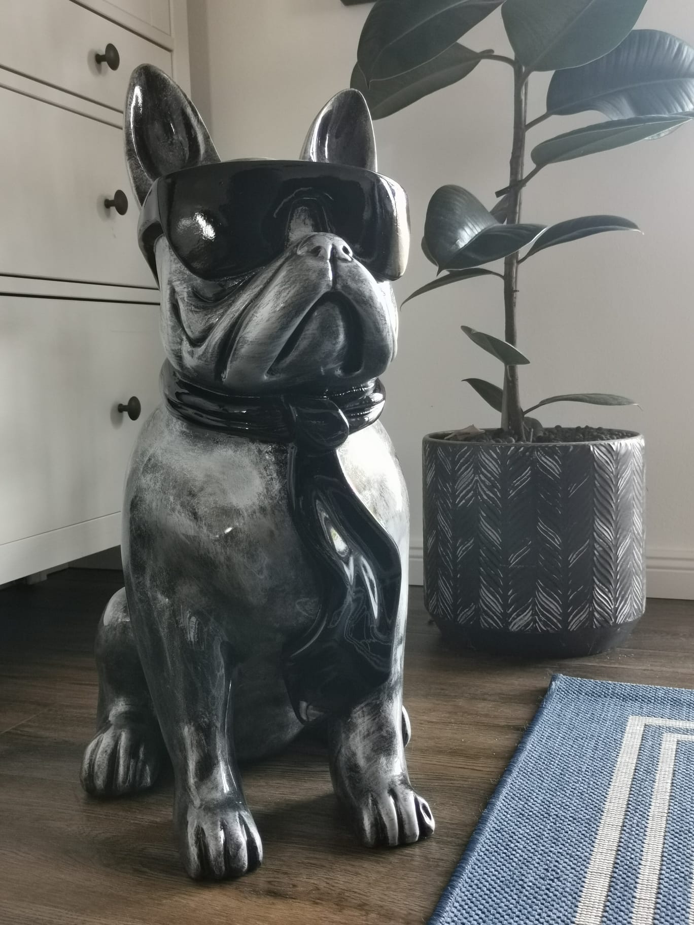 Französische Bulldogge mit Brille und Krawatte silber-antik aus Kunstharz - 58cm