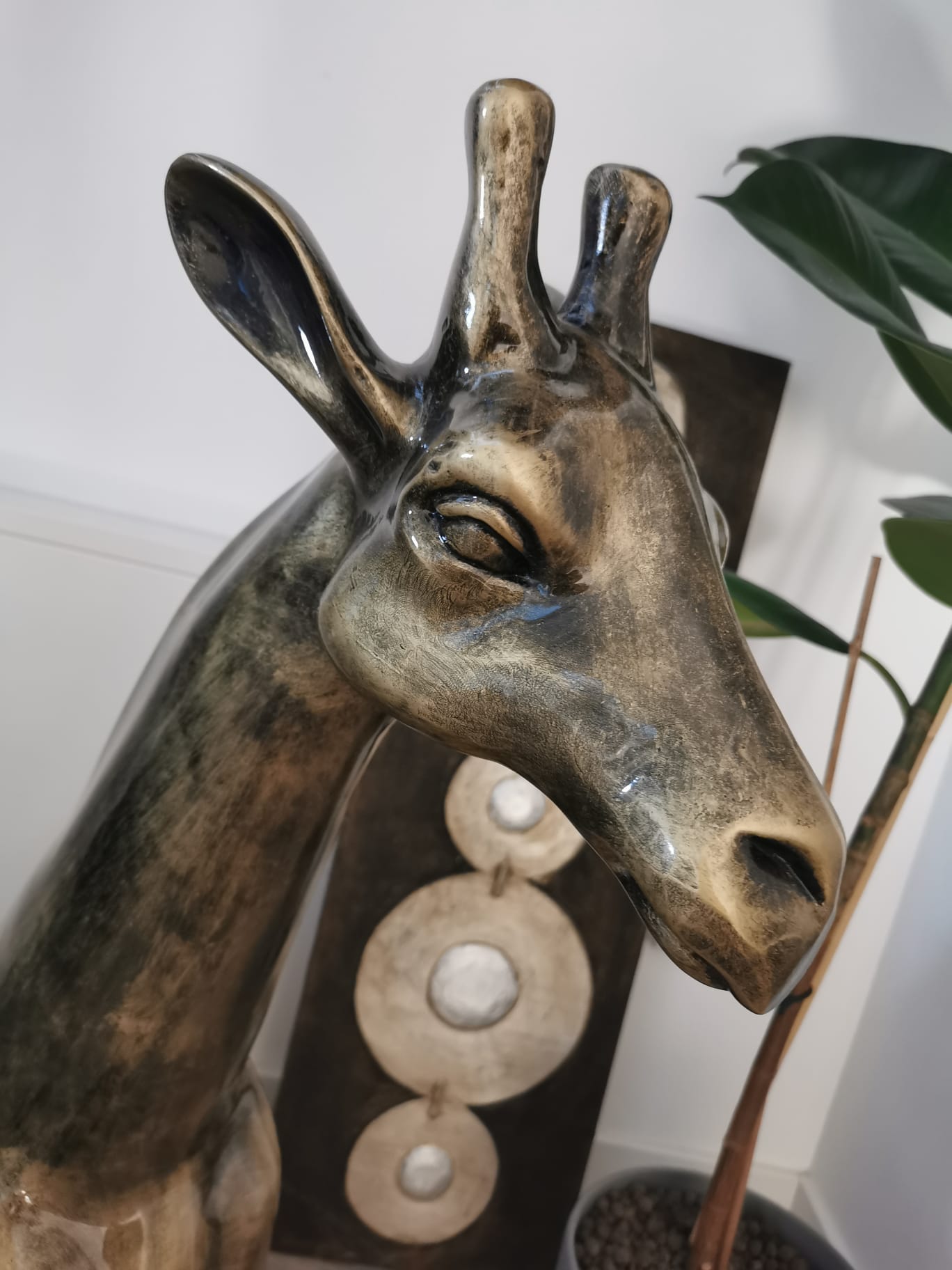 Giraffe sitzend gold-antik aus Kunstharz - 86cm