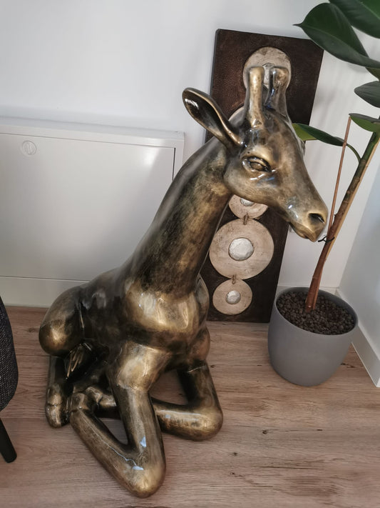 Giraffe sitzend gold-antik aus Kunstharz - 86cm