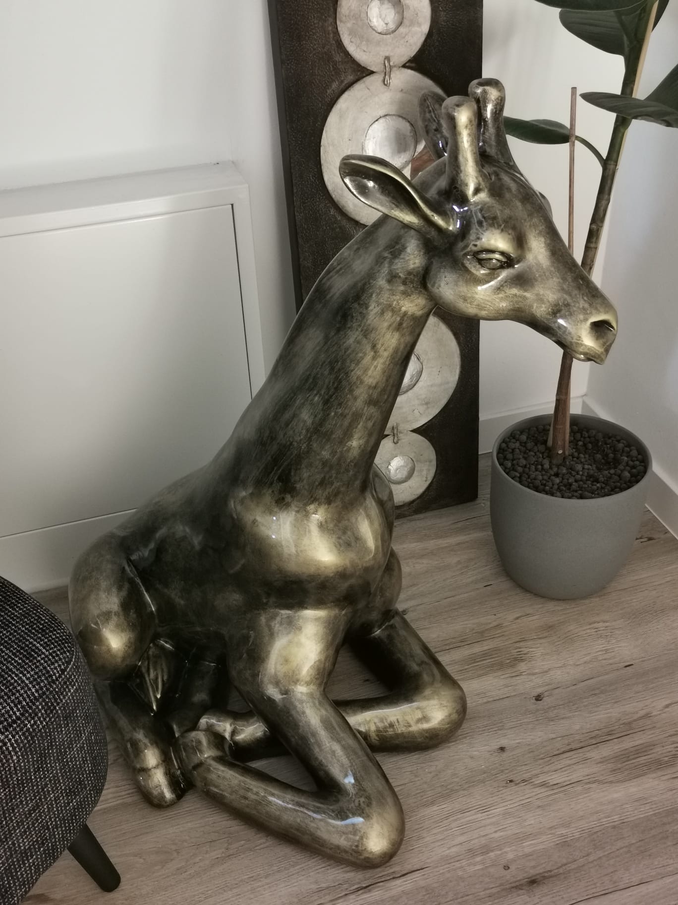 Giraffe sitzend gold-antik aus Kunstharz - 86cm