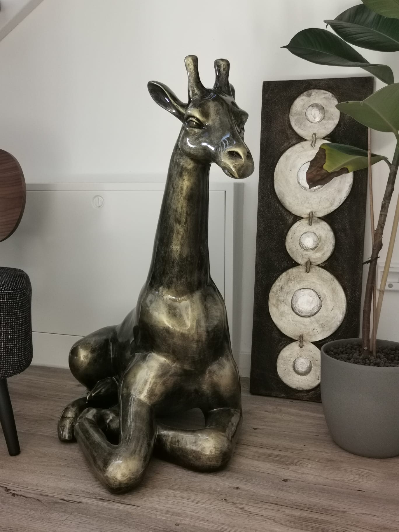 Giraffe sitzend gold-antik aus Kunstharz - 86cm