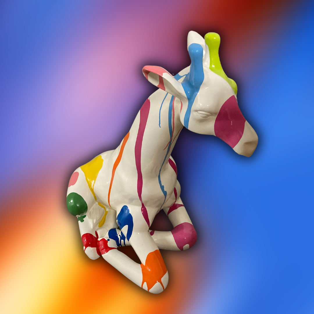 Giraffe sitzend bunt aus Kunstharz - 86cm