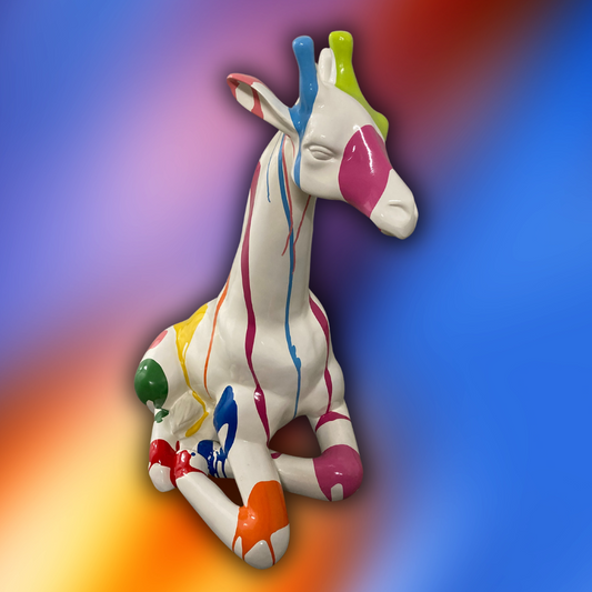 Giraffe sitzend bunt aus Kunstharz - 86cm