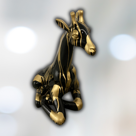 Giraffe sitzend schwarz/gold aus Kunstharz - 86cm