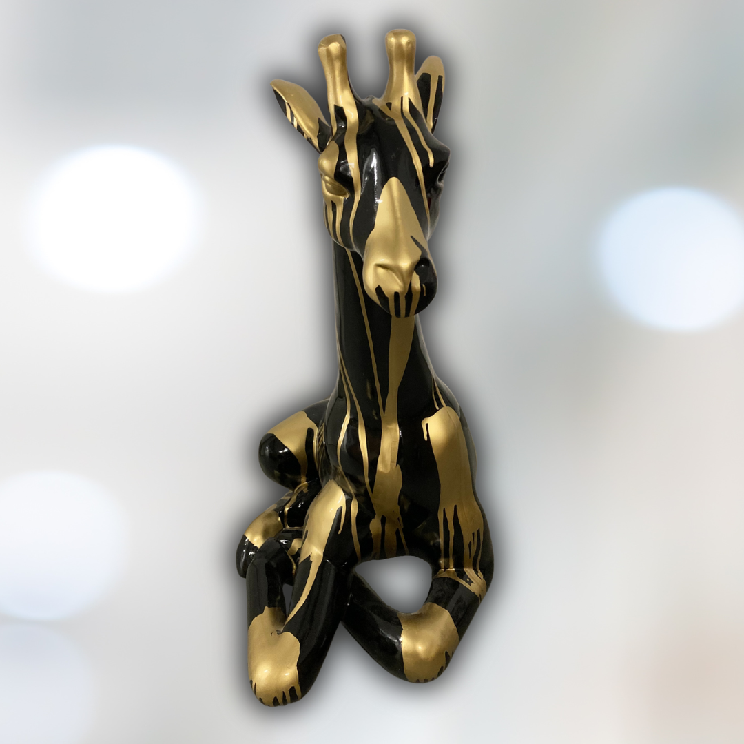 Giraffe sitzend schwarz/gold aus Kunstharz - 86cm