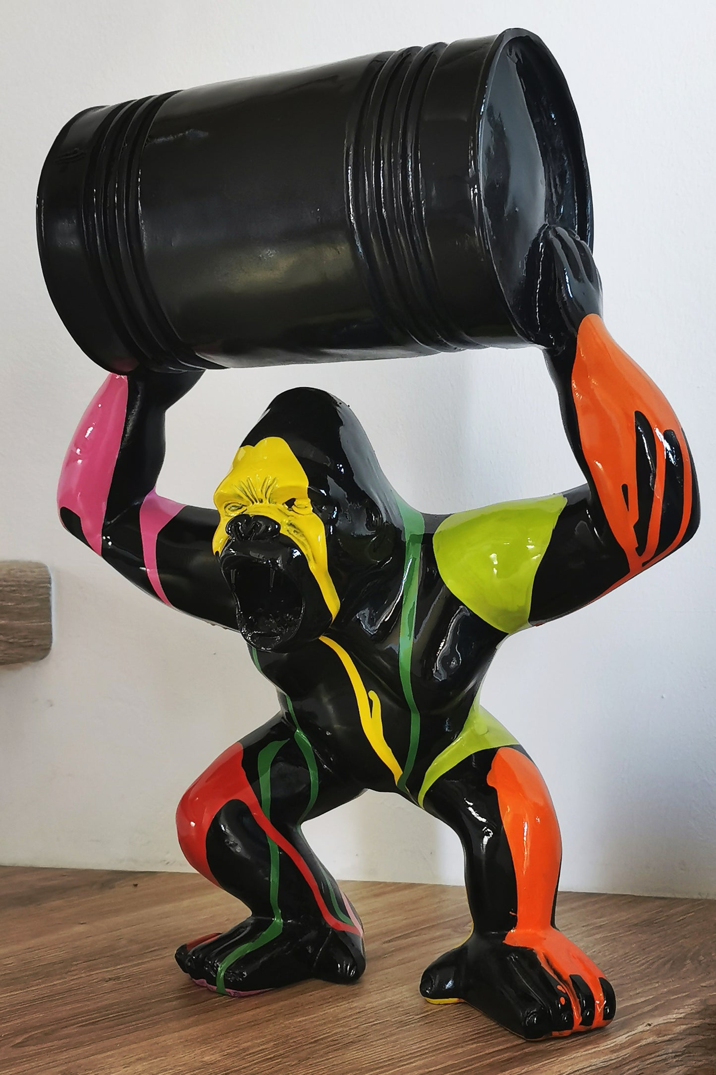 Gorilla mit Fass schwarz/bunt aus Kunstharz - 42cm