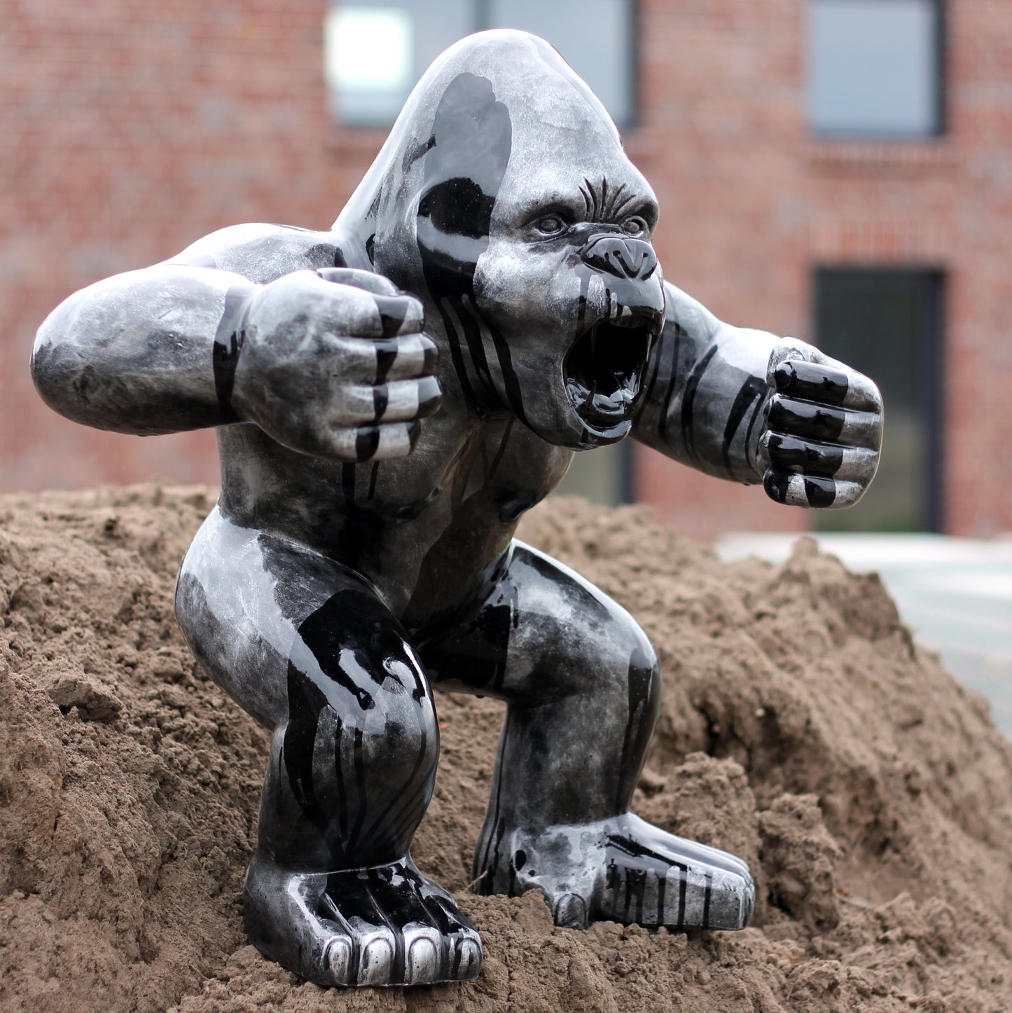 Gorilla silber-schwarz aus Kunstharz - 63cm