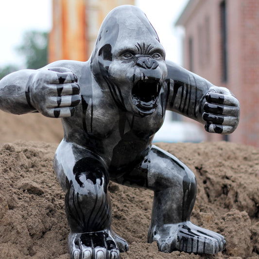 Gorilla silber-schwarz aus Kunstharz - 63cm