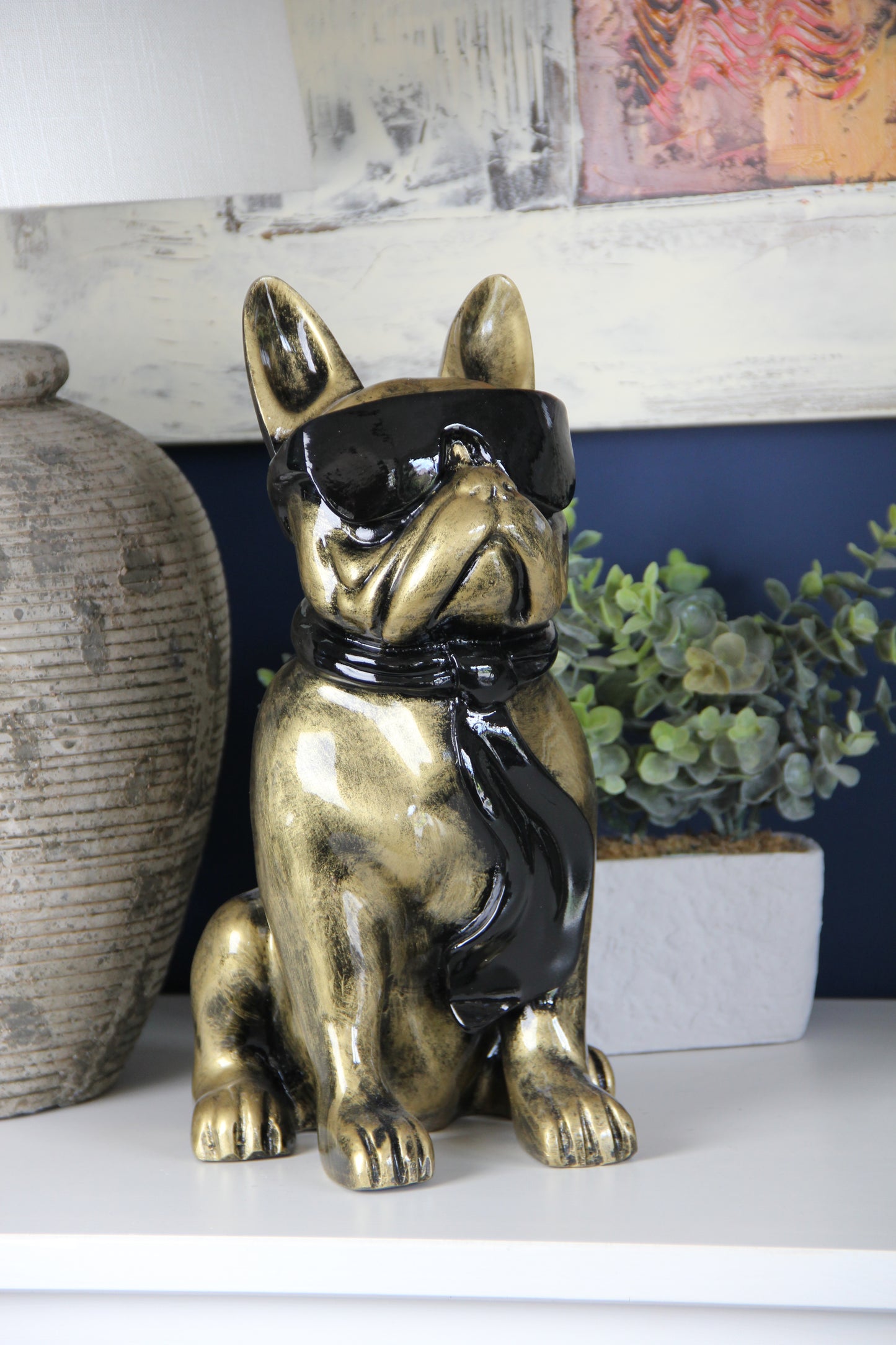 Französische Bulldogge mit Brille und Krawatte gold-antik aus Kunstharz - 30cm