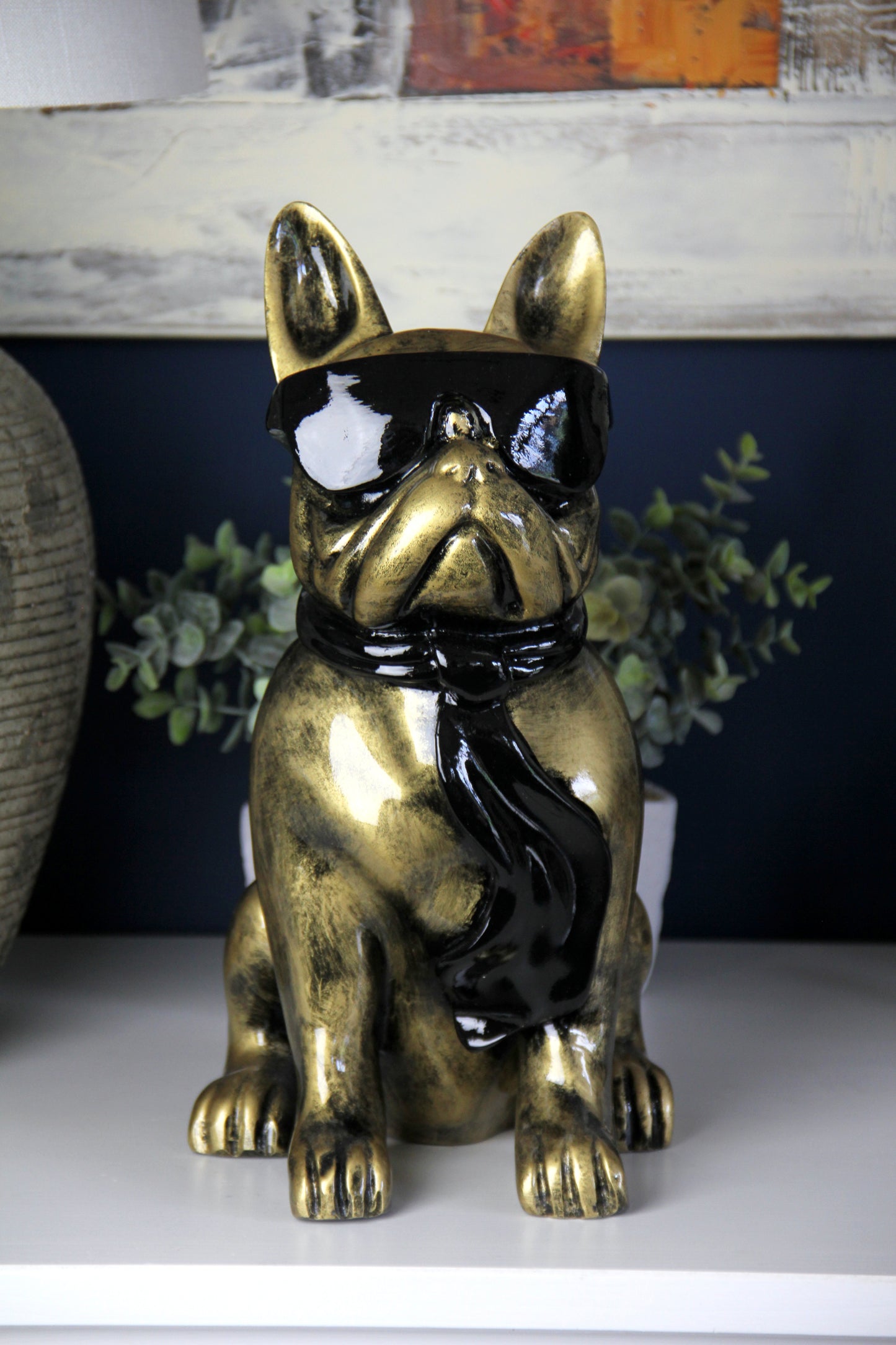 Französische Bulldogge mit Brille und Krawatte gold-antik aus Kunstharz - 30cm
