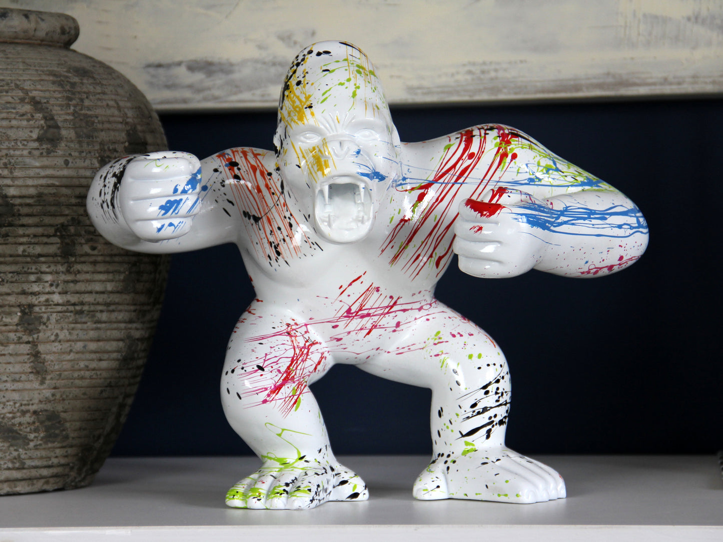 Gorilla bunt aus Kunstharz - 30cm