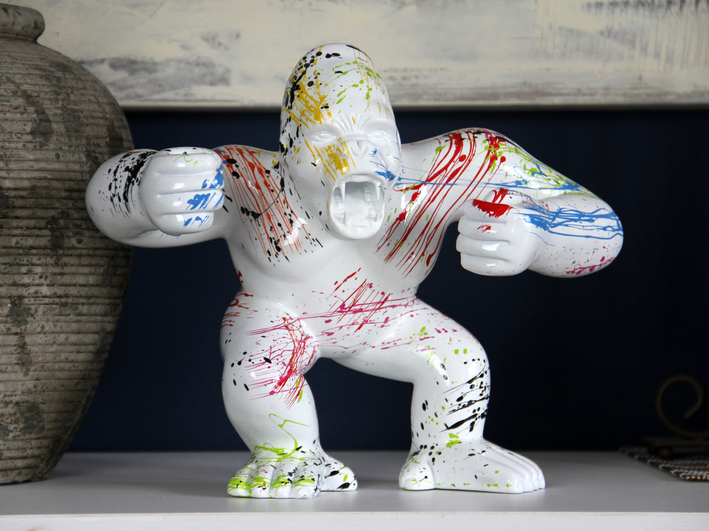 Gorilla bunt aus Kunstharz - 30cm