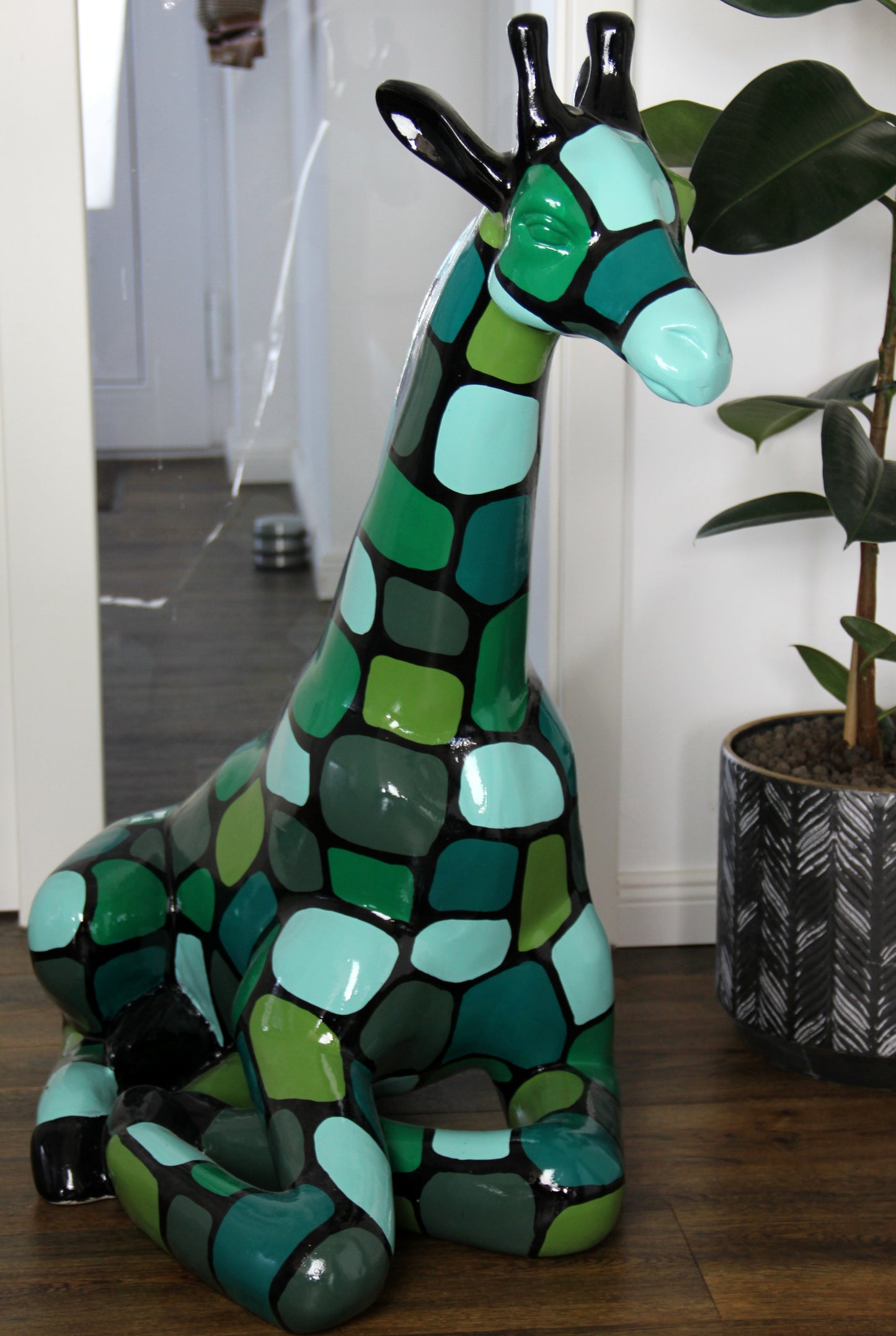 Giraffe sitzend mit grünen Patches aus Kunstharz - 86cm
