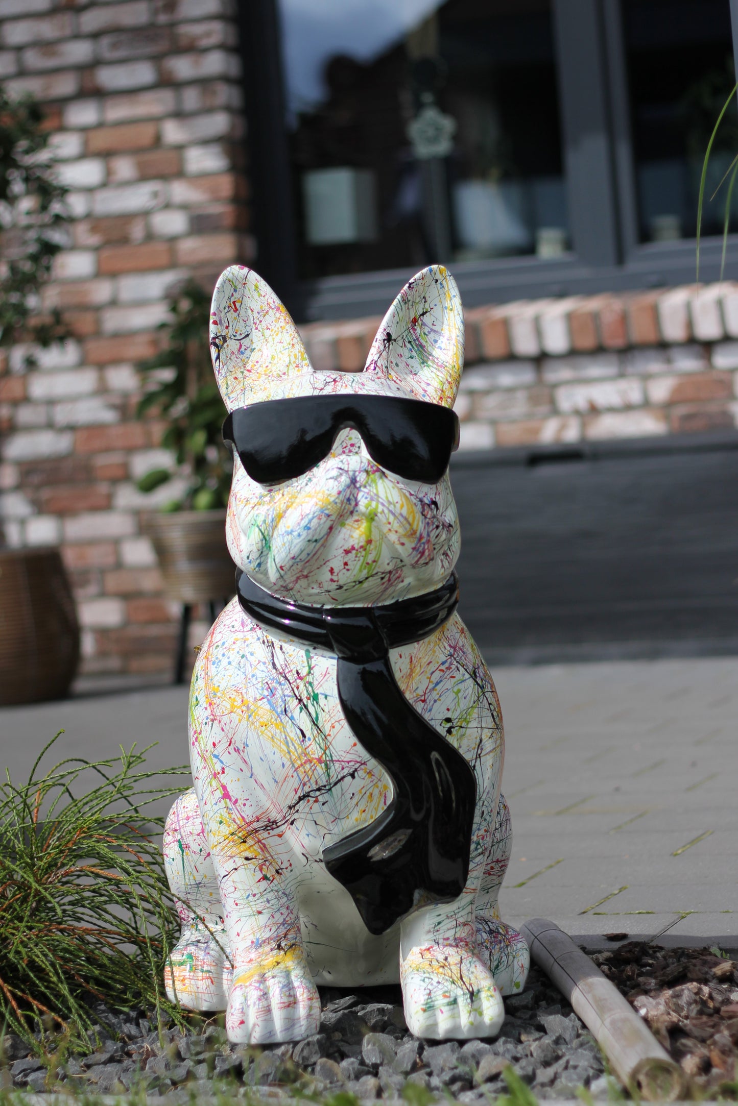Französische Bulldogge mit Brille und Krawatte weiß-splash aus Kunstharz - 78cm