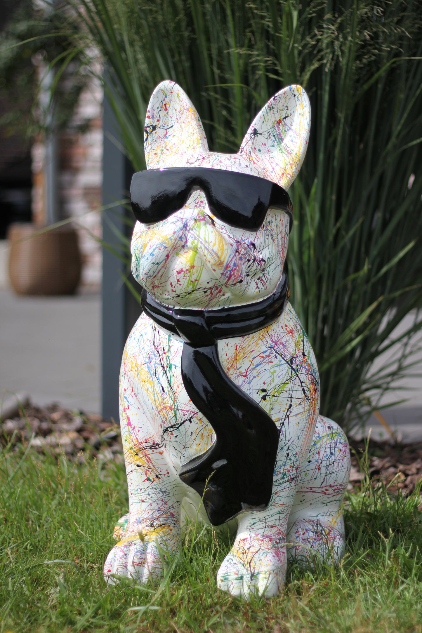 Französische Bulldogge mit Brille und Krawatte weiß-splash aus Kunstharz - 78cm