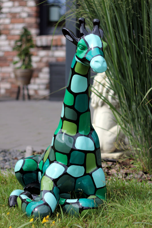 Giraffe sitzend mit grünen Patches aus Kunstharz - 86cm