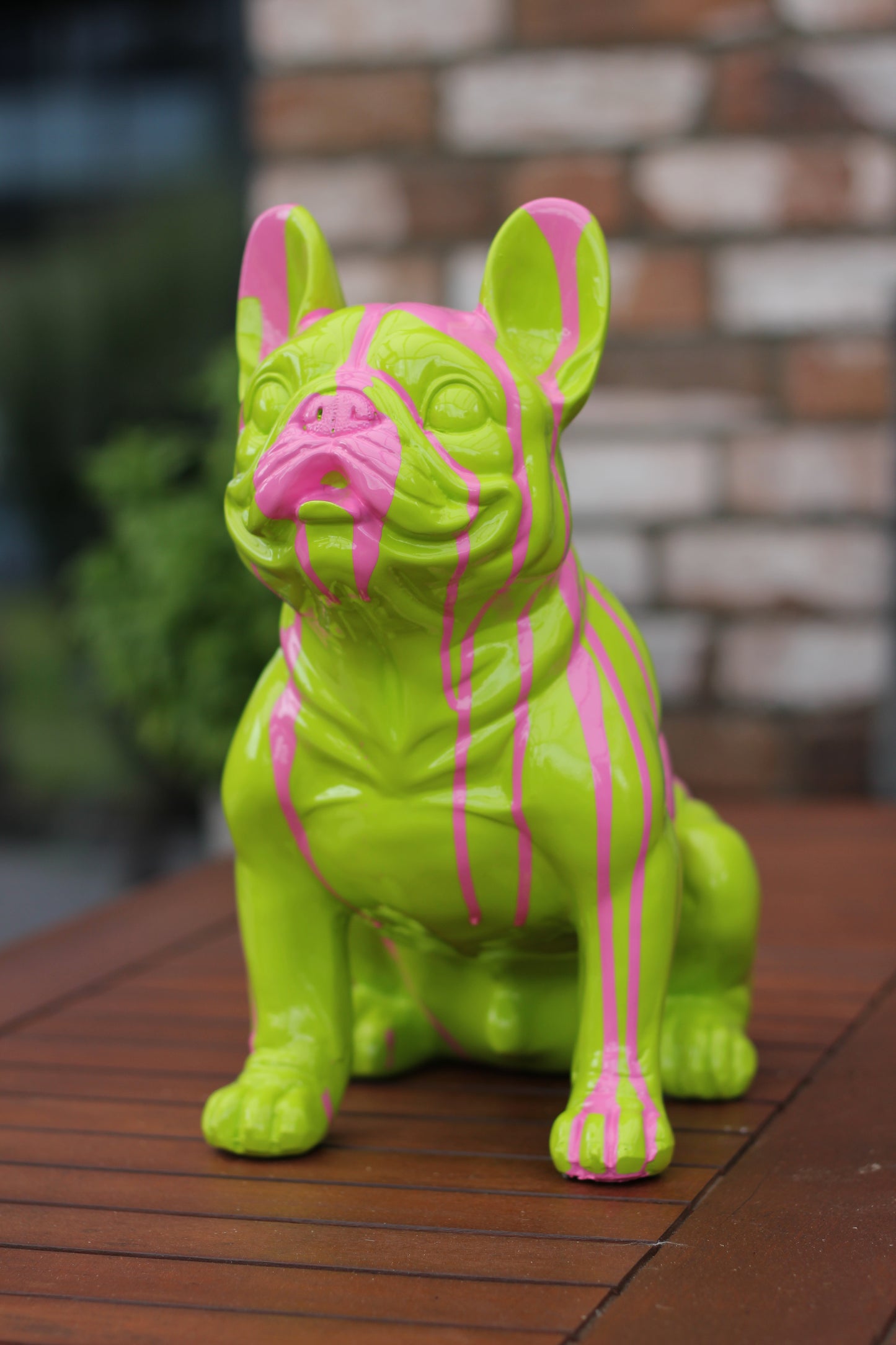 Französische Bulldogge grün mit pinken Akzenten - 32cm