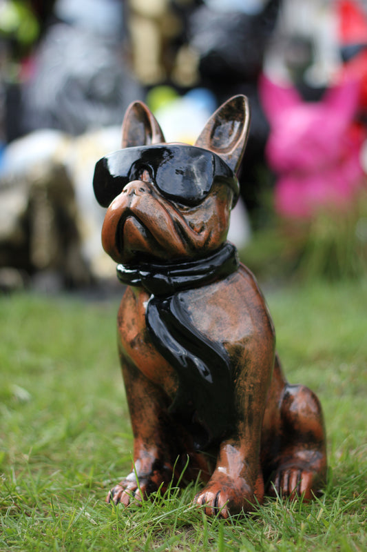 Französische Bulldogge mit Brille und Krawatte bronze-antik aus Kunstharz - 30cm