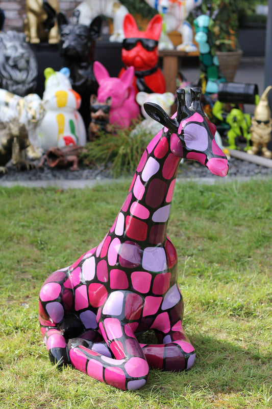 Giraffe sitzend mit lilanen Patches aus Kunstharz - 86cm