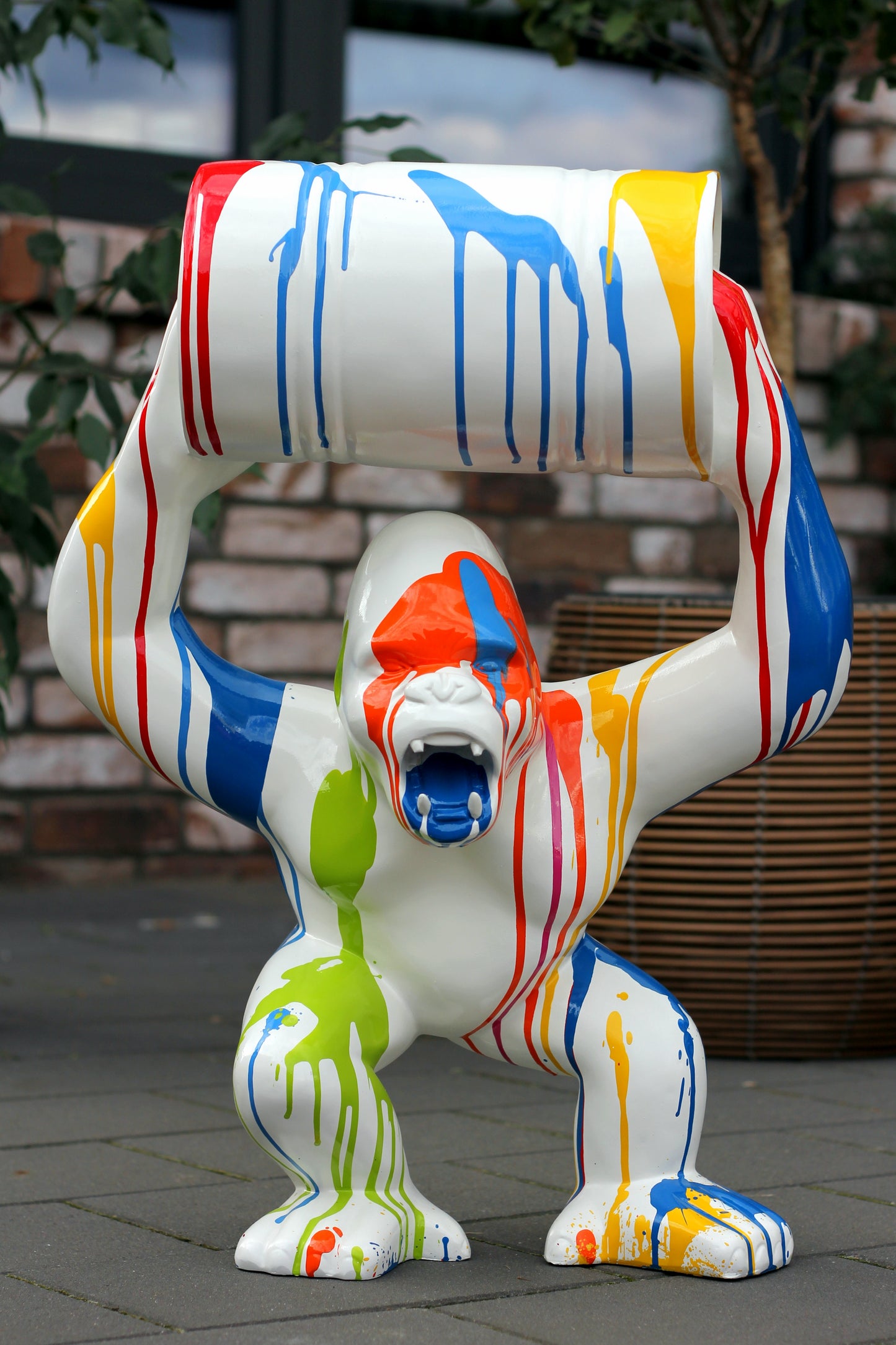 Gorilla mit Fass bunt aus Kunstharz - 63cm