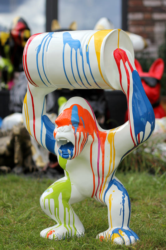Gorilla mit Fass bunt aus Kunstharz - 63cm