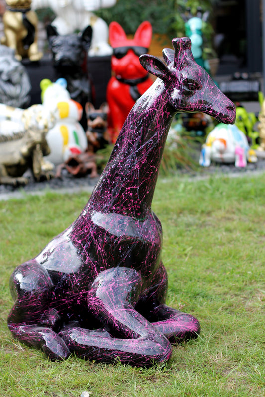 Giraffe sitzend lila splash aus Kunstharz - 86cm