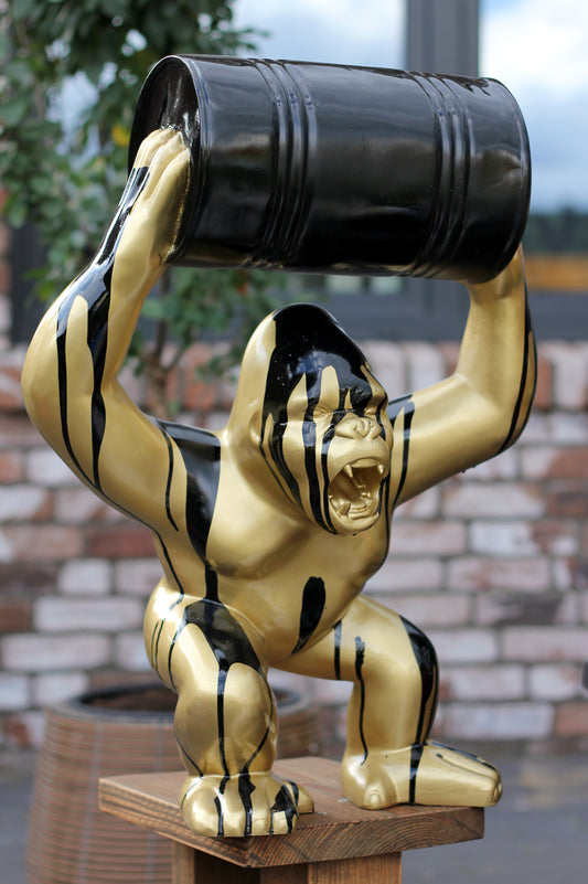 Gorilla mit Fass gold mit schwarzen Akzenten aus Kunstharz - 63cm