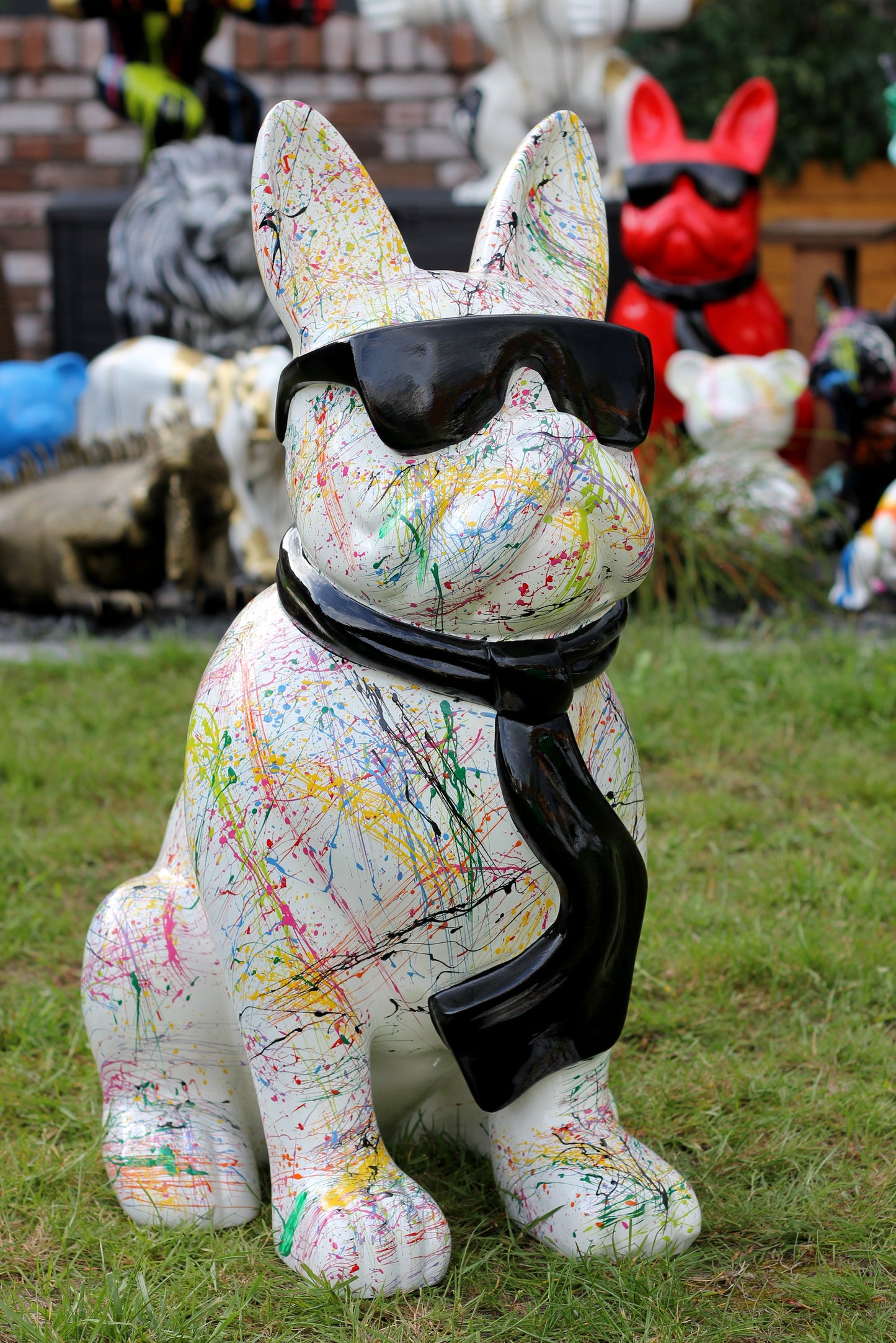Französische Bulldogge mit Brille und Krawatte weiß-splash aus Kunstharz - 78cm