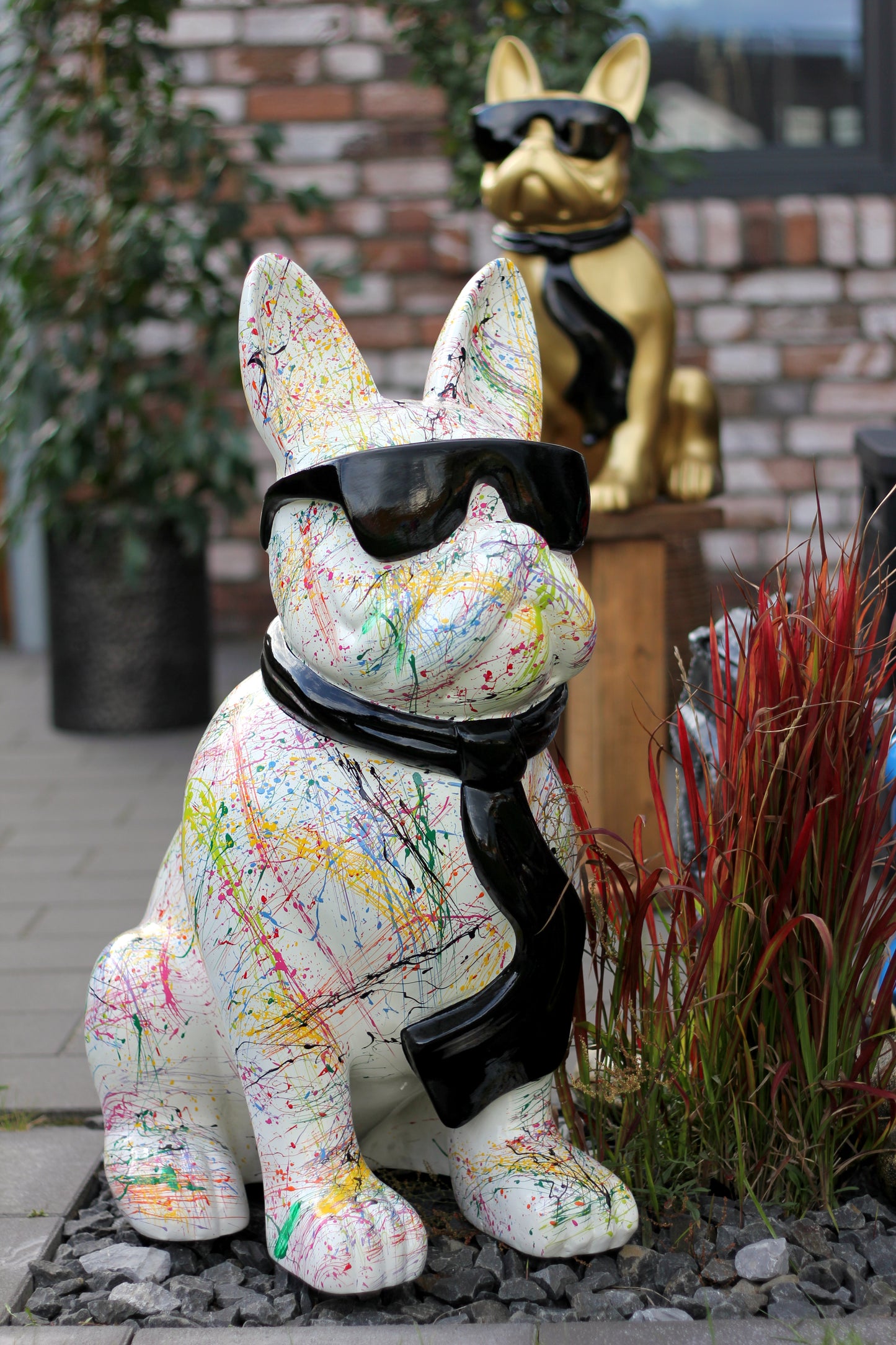 Französische Bulldogge mit Brille und Krawatte weiß-splash aus Kunstharz - 78cm